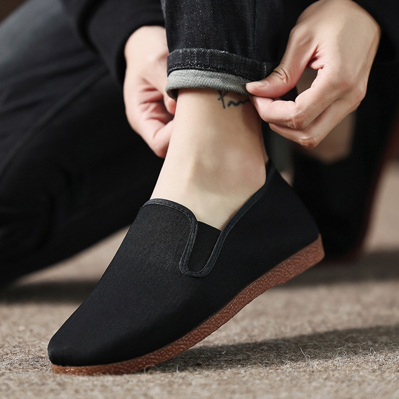 Pánske tradičné látkové topánky, okrúhla špička, bavlnená vrchná časť, nízky profil s elastickým otvorom, podrážka z hovädzej šľachy, vstrekované prevedenie, priedušné