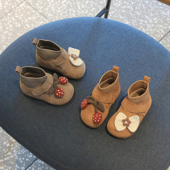 Dievčenské kožené papučky – horný diel z pravej kože, fleecová podšívka, gumová podrážka, slip-on, pre 1–3 roky