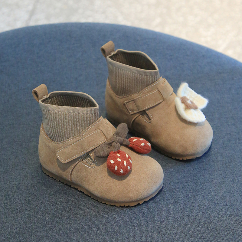 Dievčenské kožené papučky – horný diel z pravej kože, fleecová podšívka, gumová podrážka, slip-on, pre 1–3 roky