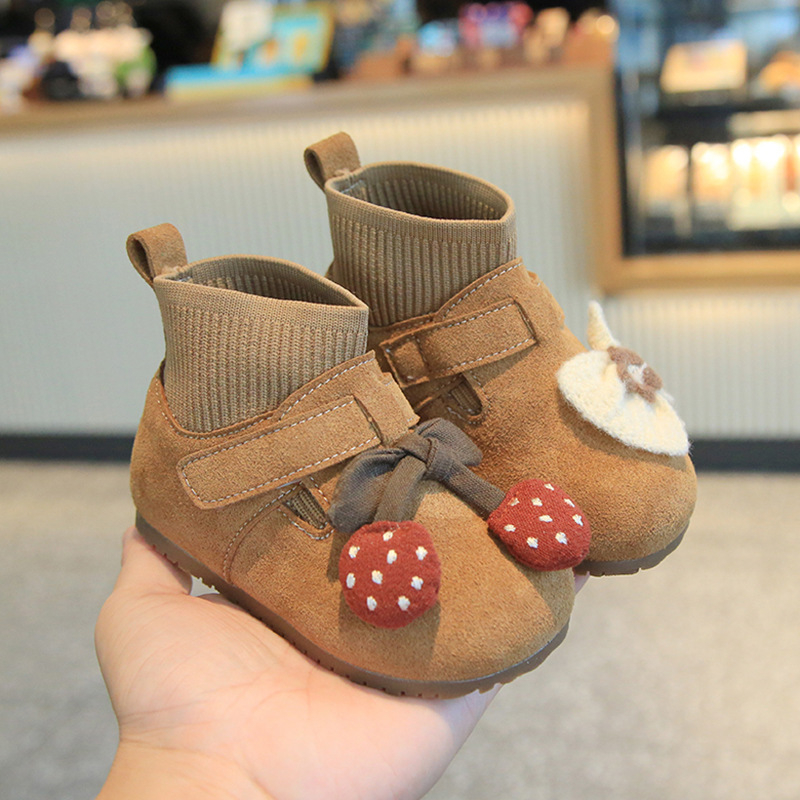 Dievčenské kožené papučky – horný diel z pravej kože, fleecová podšívka, gumová podrážka, slip-on, pre 1–3 roky