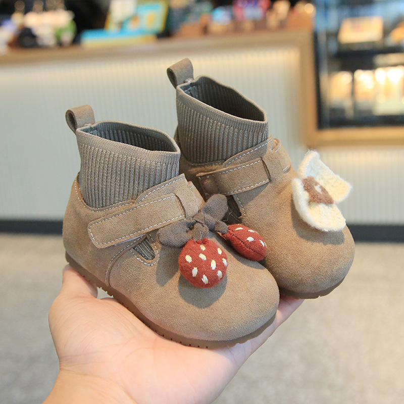 Dievčenské kožené papučky – horný diel z pravej kože, fleecová podšívka, gumová podrážka, slip-on, pre 1–3 roky