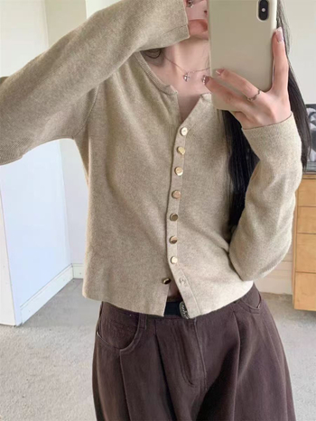 Dámsky pletený cardigan z polyesteru s výstrihom do V, dlhé rukávy, štíhly strih, gombíky