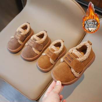 Detské zimné topánky s písmenovým vzorom, horná časť z umelej kože, podšívka z fleecu, zapínanie na suchý zips, gumová podrážka (Horná: umelej kože; Vzor: písmená; Podšívka: fleec; Zápínanie: suchý zips; Poddrážka: guma)