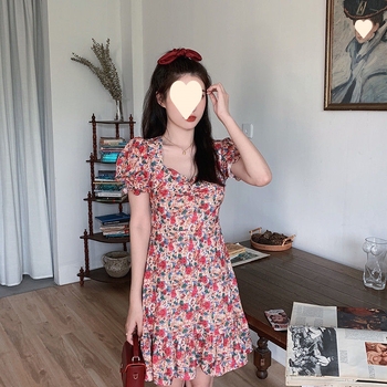 Šaty s kvetinovým vzorom, štvorcový výstrih, balónové rukávy, vysoký pás, krátka sukňa — leto 2024 kolekcia, elegantný pracovný štýl