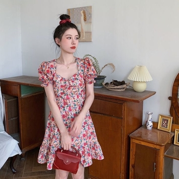 Šaty s kvetinovým vzorom, štvorcový výstrih, balónové rukávy, vysoký pás, krátka sukňa — leto 2024 kolekcia, elegantný pracovný štýl