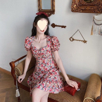 Šaty s kvetinovým vzorom, štvorcový výstrih, balónové rukávy, vysoký pás, krátka sukňa — leto 2024 kolekcia, elegantný pracovný štýl