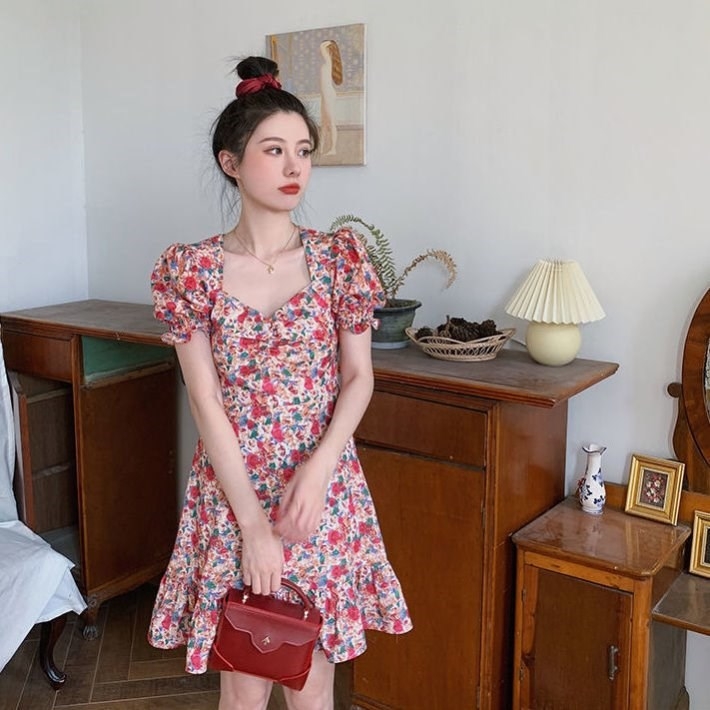 Šaty s kvetinovým vzorom, štvorcový výstrih, balónové rukávy, vysoký pás, krátka sukňa — leto 2024 kolekcia, elegantný pracovný štýl