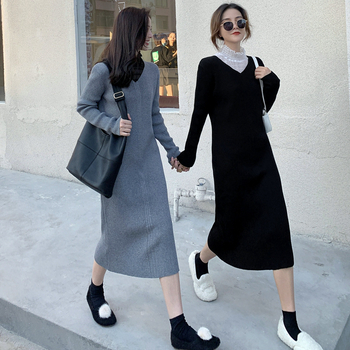 Dámske pletené šaty s V výstrihom, dlhé rukávy, midi dĺžka, rovný strih, elegantný mestský štýl; tkanina: viskóza a regenerovaná celulóza