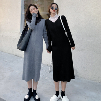 Dámske pletené šaty s V výstrihom, dlhé rukávy, midi dĺžka, rovný strih, elegantný mestský štýl; tkanina: viskóza a regenerovaná celulóza