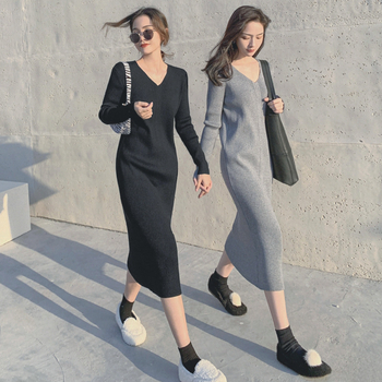 Dámske pletené šaty s V výstrihom, dlhé rukávy, midi dĺžka, rovný strih, elegantný mestský štýl; tkanina: viskóza a regenerovaná celulóza