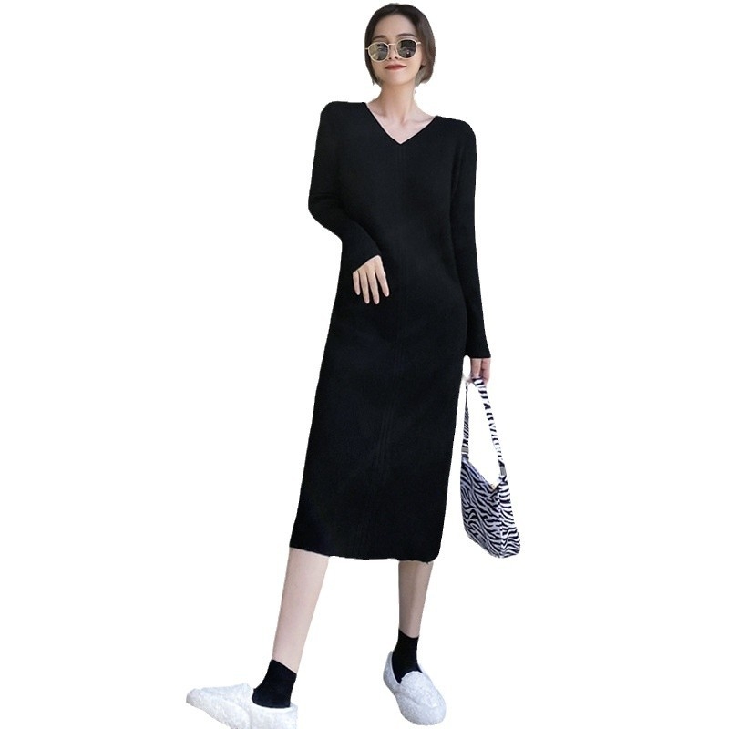 Dámske pletené šaty s V výstrihom, dlhé rukávy, midi dĺžka, rovný strih, elegantný mestský štýl; tkanina: viskóza a regenerovaná celulóza