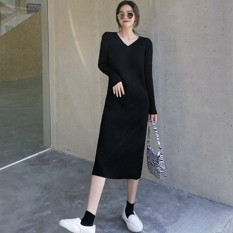 Dámske pletené šaty s V výstrihom, dlhé rukávy, midi dĺžka, rovný strih, elegantný mestský štýl; tkanina: viskóza a regenerovaná celulóza