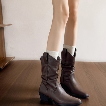 Dámske jazdecké čižmy, horná časť teľacej kože, špicatá špička, masívny podpätok, stredná výška lýtka, ťahové zapínanie