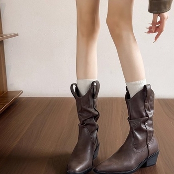 Dámske jazdecké čižmy, horná časť teľacej kože, špicatá špička, masívny podpätok, stredná výška lýtka, ťahové zapínanie