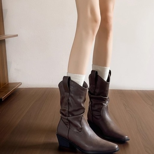 Dámske jazdecké čižmy, horná časť teľacej kože, špicatá špička, masívny podpätok, stredná výška lýtka, ťahové zapínanie