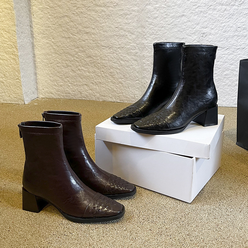 Keskeny fazonú bokacsizmák texturált felsőrésszel, négyszögletes orral, hátoldali cipzárral, vastag sarkú 6–8 cm