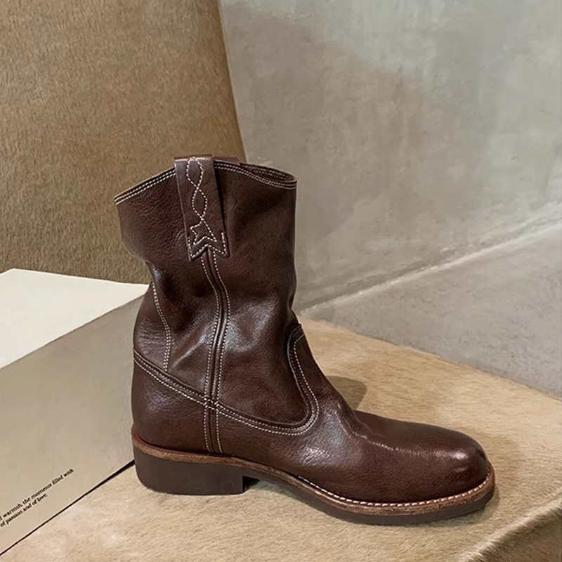 Ghete Martin – Exterior: fibră super; Vârf rotund; Înălțime toc: 3–5 cm; Talpă: cauciuc; Căptușeală interioară: microfibră