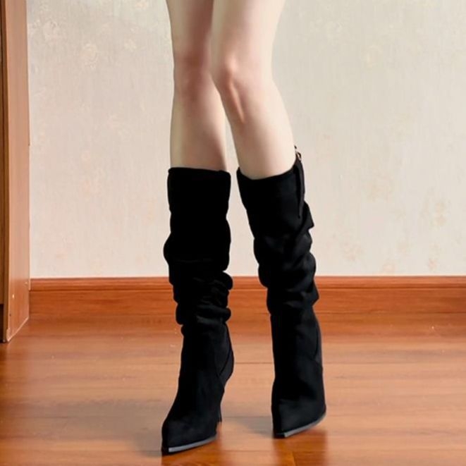 Ghete de damă la modă - vârf ascuțit, toc subțire înalt, velur pe partea superioară, gambă înaltă