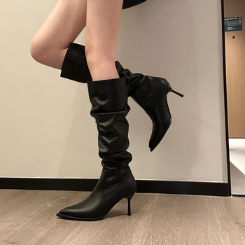 Női térdcsizma hegyes orrú, stiletto sarok 6-8 cm, PU felsőrész, oldalsó cipzár, gumitalp