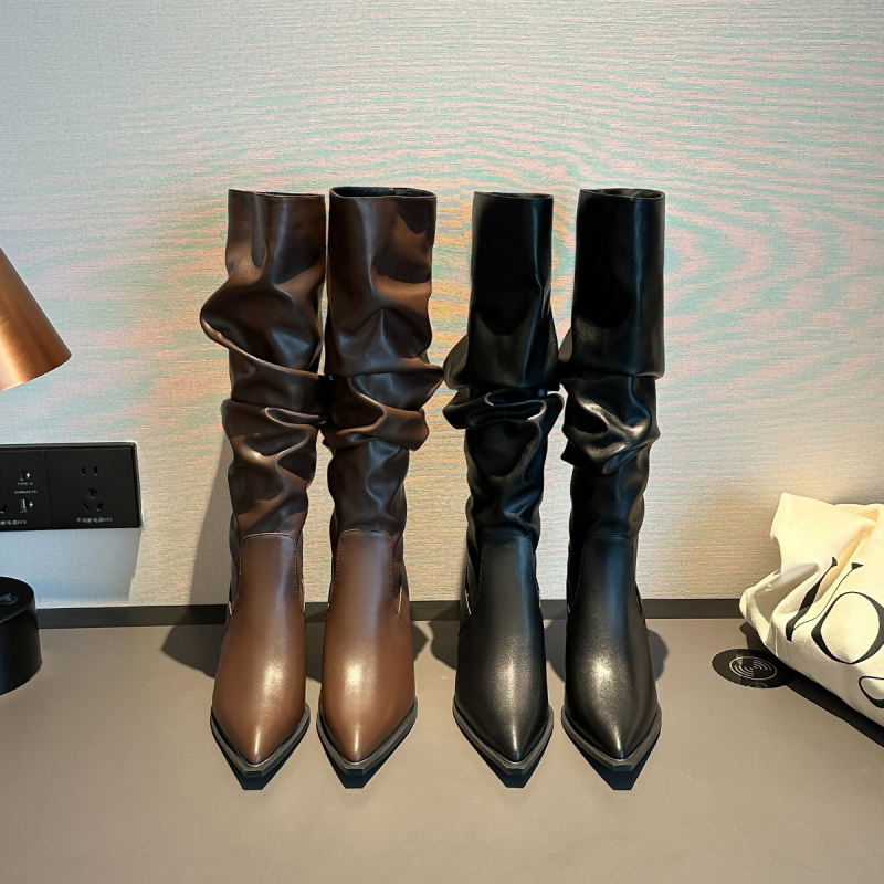 Női térdcsizma hegyes orrú, stiletto sarok 6-8 cm, PU felsőrész, oldalsó cipzár, gumitalp
