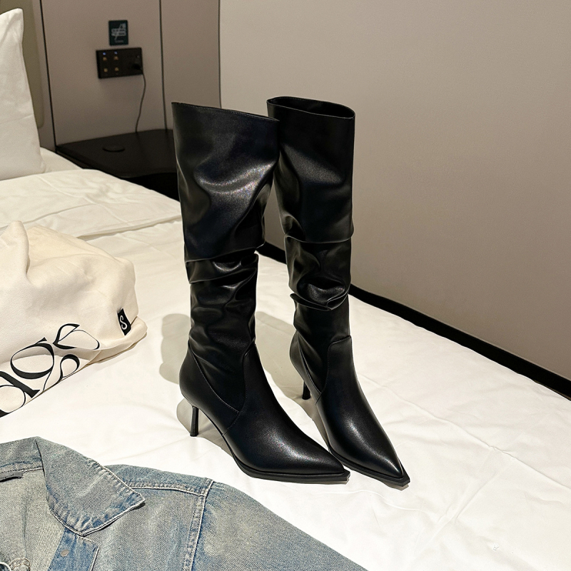 Női térdcsizma hegyes orrú, stiletto sarok 6-8 cm, PU felsőrész, oldalsó cipzár, gumitalp