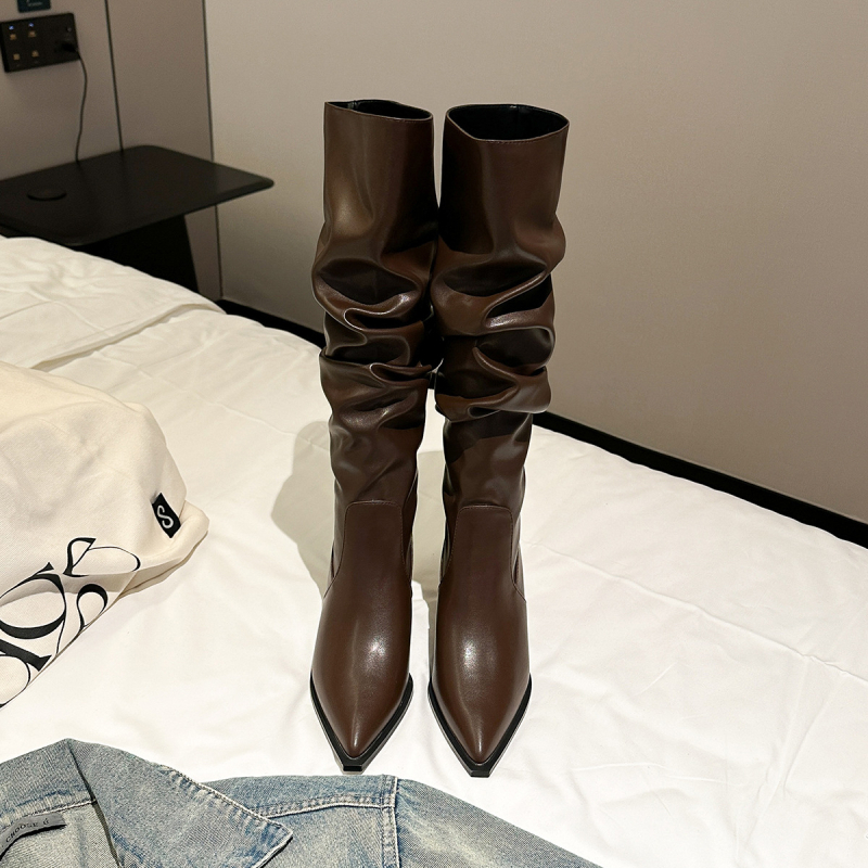 Női térdcsizma hegyes orrú, stiletto sarok 6-8 cm, PU felsőrész, oldalsó cipzár, gumitalp