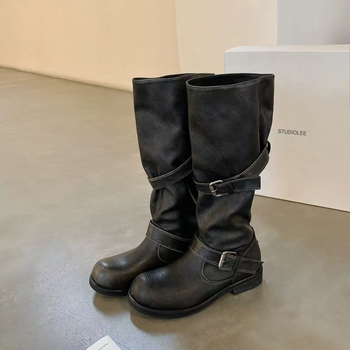 Ghete de călărie: piele de vacă dublă; vârf rotund; toc lat; gambă înaltă; închidere cu cataramă