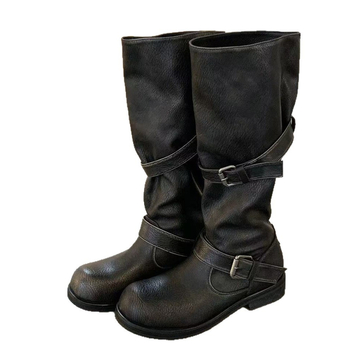 Ghete de călărie: piele de vacă dublă; vârf rotund; toc lat; gambă înaltă; închidere cu cataramă