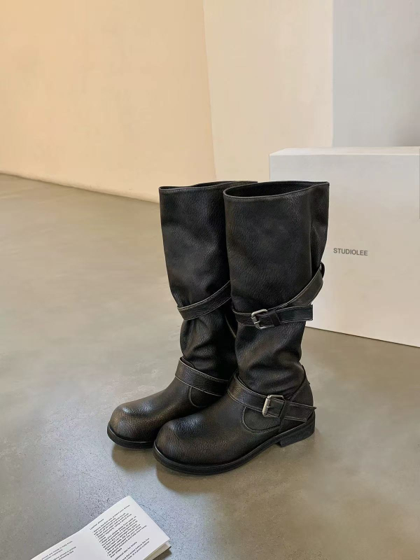 Ghete de călărie: piele de vacă dublă; vârf rotund; toc lat; gambă înaltă; închidere cu cataramă