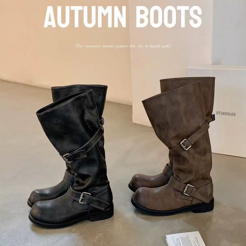 Ghete de călărie: piele de vacă dublă; vârf rotund; toc lat; gambă înaltă; închidere cu cataramă