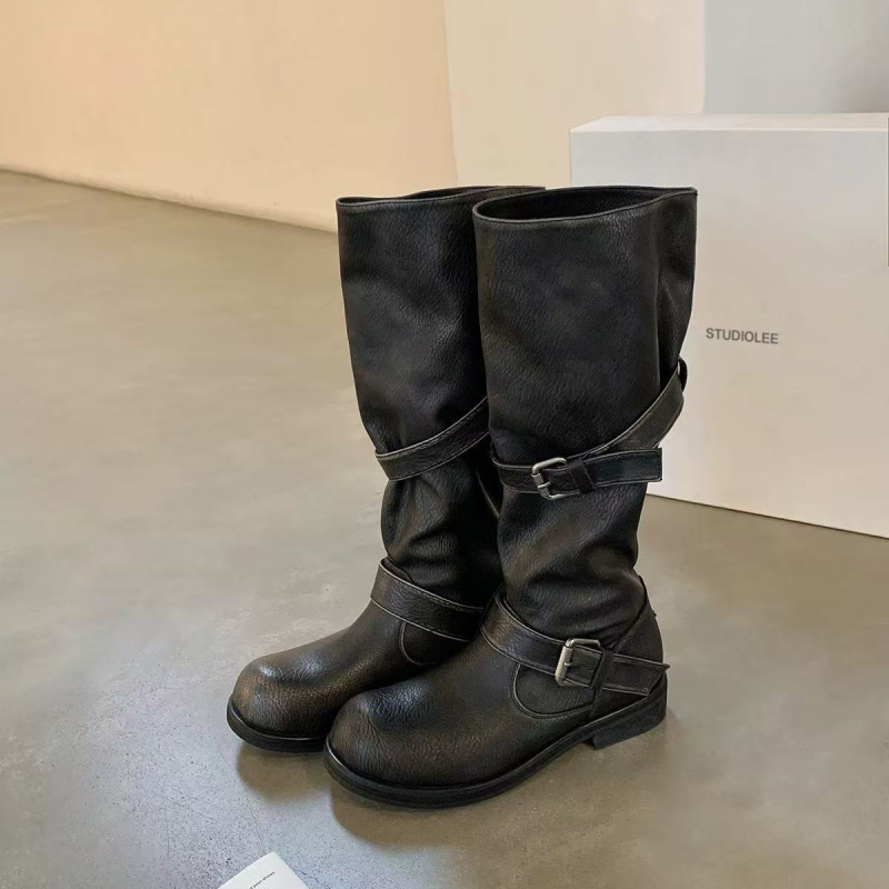 Ghete de călărie: piele de vacă dublă; vârf rotund; toc lat; gambă înaltă; închidere cu cataramă