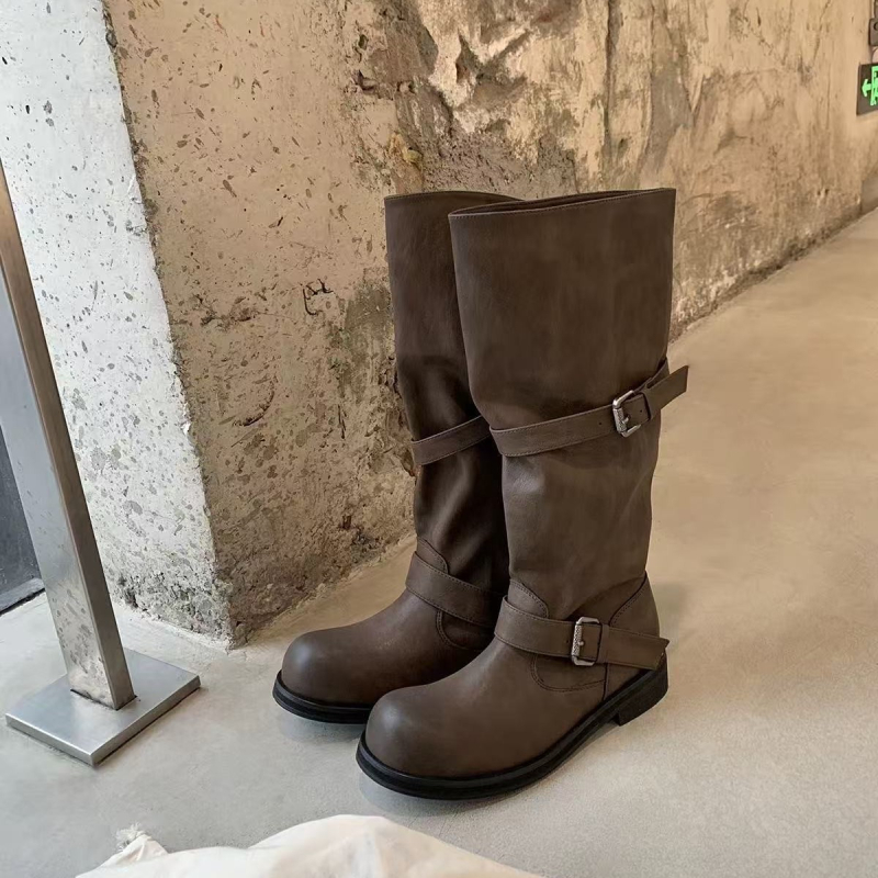 Ghete de călărie: piele de vacă dublă; vârf rotund; toc lat; gambă înaltă; închidere cu cataramă