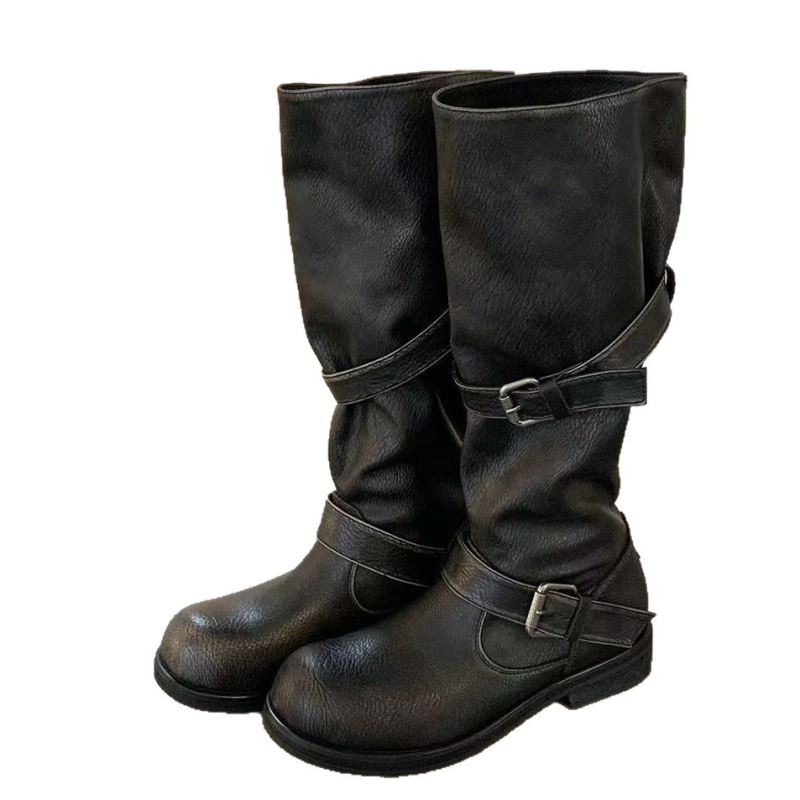 Ghete de călărie: piele de vacă dublă; vârf rotund; toc lat; gambă înaltă; închidere cu cataramă