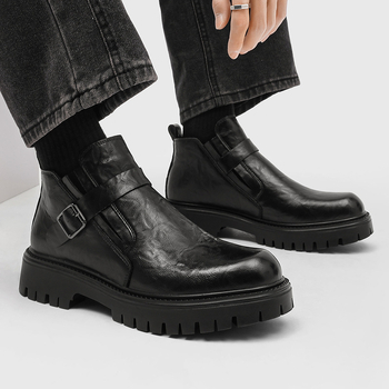 Pánske Martens topánky – kožený zvršok, stredná výška topánok, gumová podrážka, guľatý nos, priedušné