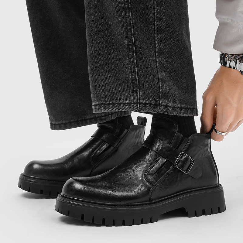 Pánske Martens topánky – kožený zvršok, stredná výška topánok, gumová podrážka, guľatý nos, priedušné