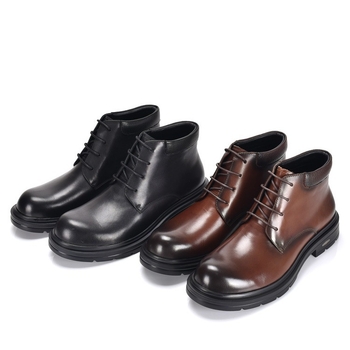 Pánske topánky Martin, vrchnok z prvej vrstvy hovädzej kože, vnútorná výstelka z umelej kožušiny, stredne vysoké, výška zvýšenia 3–5 cm, gumová podrážka s tlmením otrasov