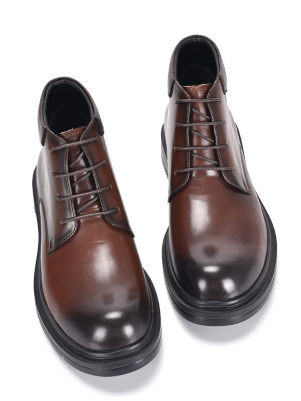 Pánske topánky Martin, vrchnok z prvej vrstvy hovädzej kože, vnútorná výstelka z umelej kožušiny, stredne vysoké, výška zvýšenia 3–5 cm, gumová podrážka s tlmením otrasov