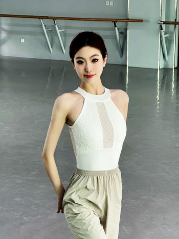 Kvetinový halter-neck jednodelný tanečný leotard, materiál 80% nylon, podšívka bavlneného zmesi