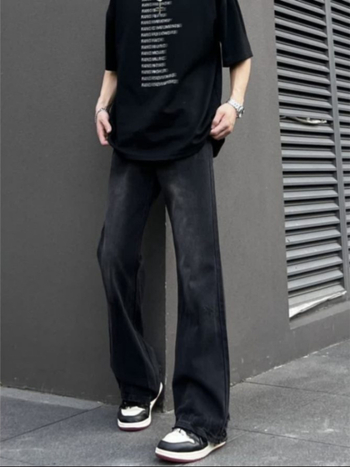 Jeansi din denim pentru bărbați, croială lejeră, drept, talie medie, închidere cu șnur, detalii uzate spălate, 61% bumbac, 19,4% poliester.