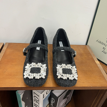 Pantofi Mary Jane, vârf pătrat, partea superioară din bumbac, toc ascuns 3–6 cm, căptușeală și branț din piele de oaie, talpă din cauciuc, închidere cu cataramă pe o singură buclă