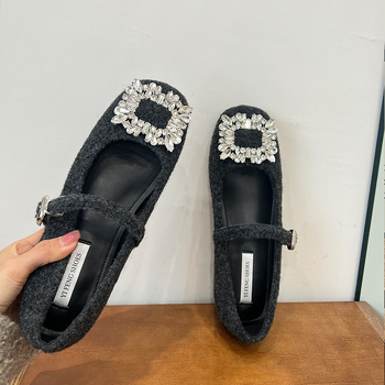 Pantofi Mary Jane, vârf pătrat, partea superioară din bumbac, toc ascuns 3–6 cm, căptușeală și branț din piele de oaie, talpă din cauciuc, închidere cu cataramă pe o singură buclă