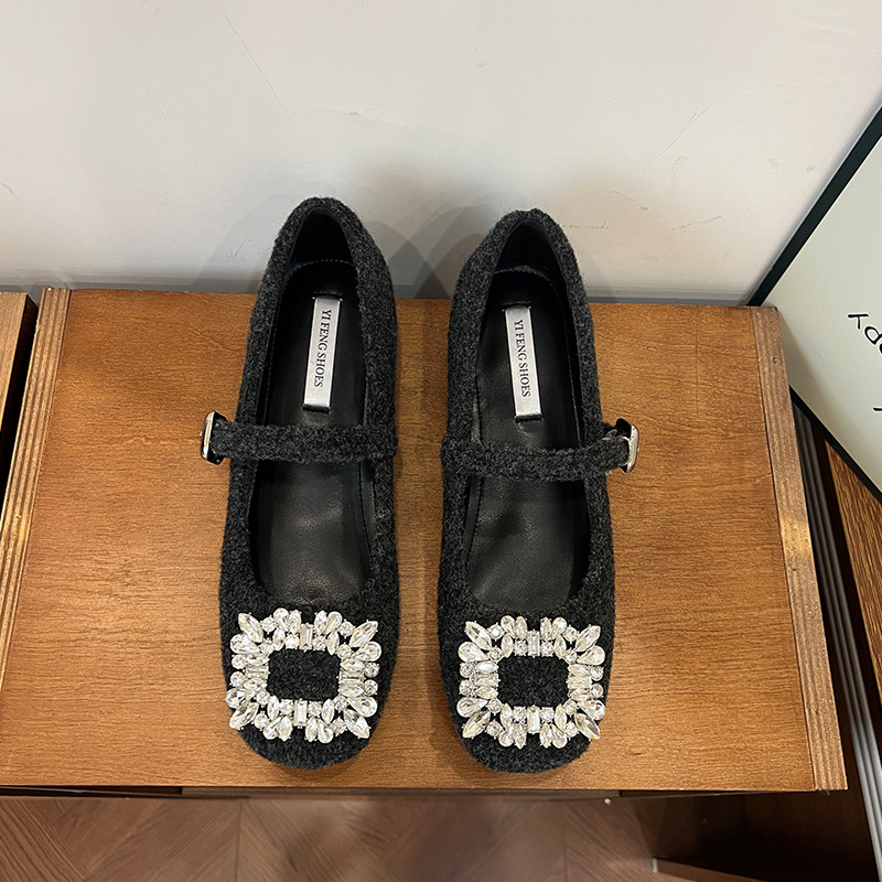 Pantofi Mary Jane, vârf pătrat, partea superioară din bumbac, toc ascuns 3–6 cm, căptușeală și branț din piele de oaie, talpă din cauciuc, închidere cu cataramă pe o singură buclă