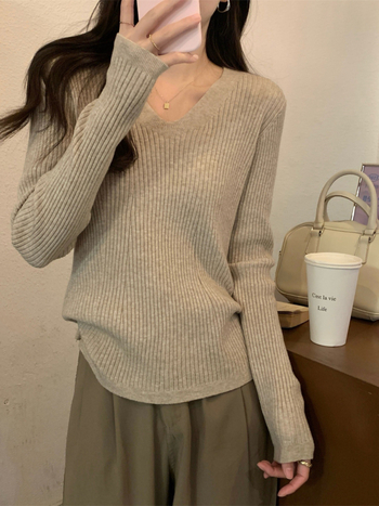 Pulover tricotat cu decolteu în V, mâneci lungi, croială slim, țesătură din lână cu viscoză