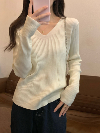 Pulover tricotat cu decolteu în V, mâneci lungi, croială slim, țesătură din lână cu viscoză