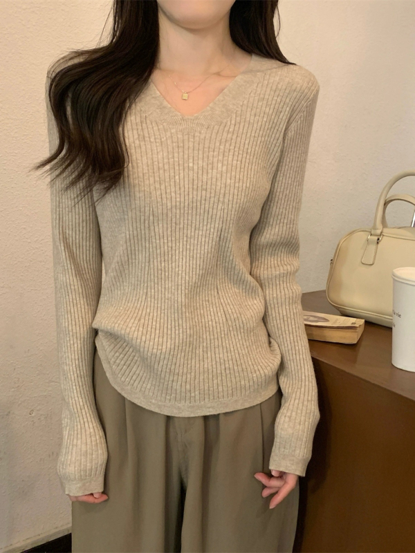 Pulover tricotat cu decolteu în V, mâneci lungi, croială slim, țesătură din lână cu viscoză