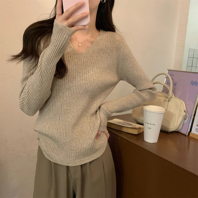 Pulover tricotat cu decolteu în V, mâneci lungi, croială slim, țesătură din lână cu viscoză