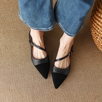 Női hegyes orrú, PU felsőrészű lapos cipő, alacsony sarok 1–3 cm, egyszínű, gumírozott talp