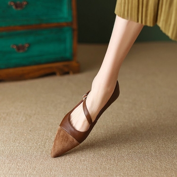 Női hegyes orrú, PU felsőrészű lapos cipő, alacsony sarok 1–3 cm, egyszínű, gumírozott talp