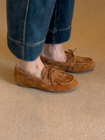 Mokasíny s fleecovou podšívkou, s ozdobnými strapkami, okrúhlou špičkou, bez šnúrok, nízky podpätok