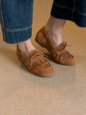 Mokasíny s fleecovou podšívkou, s ozdobnými strapkami, okrúhlou špičkou, bez šnúrok, nízky podpätok